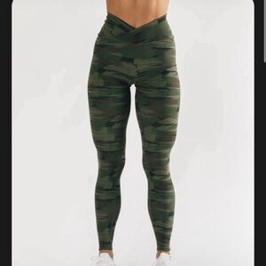 Alphalete Women’s Surface Green Camo Leggings - Medium - crossover waist